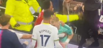 Szokujące sceny po derbach Londynu. Kibic Tottenhamu zaatakował bramkarza Arsenalu (VIDEO)
