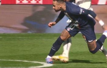 Kontuzjowany i zapłakany Neymar opuścił boisko przed czasem w meczu z Lille (VIDEO)