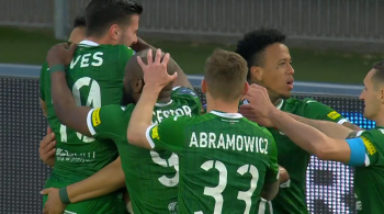 Radomiak urwał punkty Lechowi w debiucie trenera. John Van den Brom zarobił czerwoną kartkę i czeka go przerwa (VIDEO)