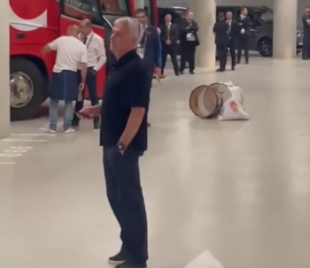 Po finale Ligi Europy Jose Mourinho dopadł arbitra na parkingu. “J***na hańba! Pier*** UEFA” (VIDEO)