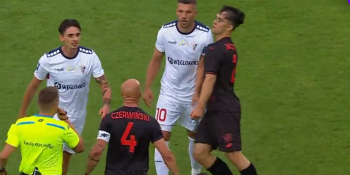 Trzeszczały kości, sypnęło kartkami. Zabrakło goli. Podolski powinien wylecieć z boiska?