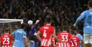 Manchester City sensacyjnie przegrywał. Kuriozalny błąd bramkarza dał obrońcy trofeum w Lidze Mistrzów prowadzenie (VIDEO)