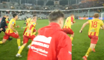 Szalony mecz i szalony pomysł. Trener Kamil Kuzera namówił piłkarzy do takiego zachowania po wygranej z Puszczą (VIDEO)