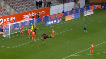 Kontrowersyjny gol dał Widzewowi remis w Lubinie. Bramkarz Zagłębia nie mógł się pogodzić z decyzją i czeka go przerw w grze