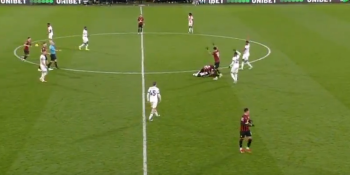 Dramatyczne chwila w meczu Premier League. Piłkarz stracił przytomność. Spotkanie zostało przerwane (VIDEO)