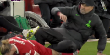 Wielki pech obrońcy Liverpool FC w hicie Premier League. Wpadła na Juergena Kloppa i musiał zejść z boiska. Remis w szlagierze (VIDEO)