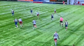 Co za sytuacja w Szkocji. Bramkarz wszedł do ataku i zrobił COŚ takiego. Ależ huknął (VIDEO)
