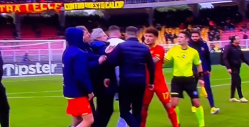 Skandaliczne zachowanie trenera po meczu Serie A. Wszedł na murawę i próbował uderzyć piłkarza (VIDEO)