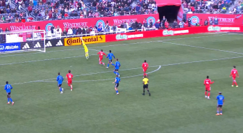 Co za kuriozalny gol w Major League Soccer. Zagrał z własnej połowy w 99. minucie i piłka wpadła do siatki (VIDEO)