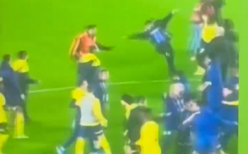 Co za awantura po hicie tureckiej Super League. Zaatakowani piłkarze Fenerbahce się bronili. Był nokaut i cios z półobrotu (VIDEO)