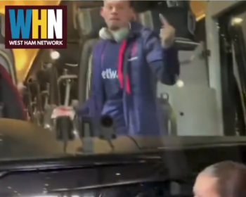 Piłkarz West Hamu nie wytrzymał ciśnienia. Obraźliwy gest w kierunku własnych kibiców (VIDEO)