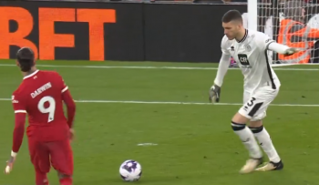 Ależ kuriozalny gol dla Liverpool FC. Bramkarz rywala zdobył bramkę Darwinem Nunezem (VIDEO)