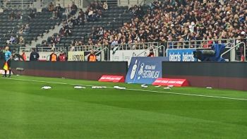 Wymowny transparent i... pampersy na murawie. Tak kibice Pogoni powitali piłkarzy podczas ligowego meczu po klęsce w finale Pucharu Polski