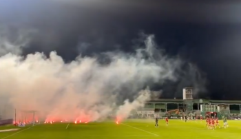 Skandal w meczu w I lidze. Kibice ŁKS przerwali mecz. Musiała interweniować straż pożarna (VIDEO)