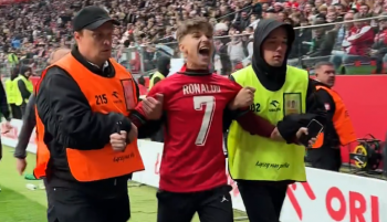 Kibic wpadł na murawę i ruszył do Cristiano Ronaldo. Portugalski as zachował się kapitalnie (VIDEO)