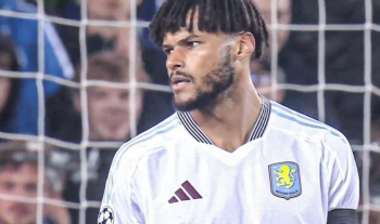 Co za kuriozalny karny w Lidze Mistrzów. W taki sposób bramkarz z obrońcą podarowali rywalowi zwycięstwo (VIDEO)