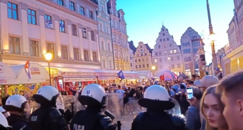 Fatalne sceny przed finałem Ligi Konferencji. Kibice Chelsea i Betisu bili się w centrum Wrocławia (VIDEO)