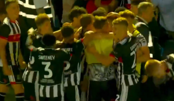 Wstyd i kompromitacja. Czwartoligowiec upokorzył Manchester United! Czerwone Diabły zaczęły uciekać z piekła, ale znowu zostały zepchnięte w czeluści (VIDEO)