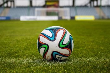 VAR w piłce nożnej – rewolucja czy źródło kontrowersji?