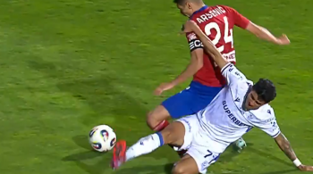 Szalony hit w Częstochowie. Lech niszczył Raków i nagle.... wszystko się zmieniło po nieodpowiedzialnym zachowaniu gwiazdy mistrza Polski. VAR aż się grzał (VIDEO)