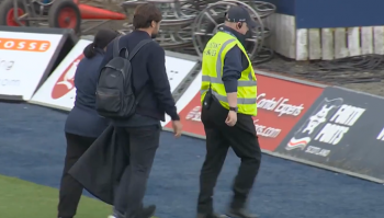 Słynny klub fatalnie zaczął sezon. Trener stracił pracę. Murawę opuszcza u boku ochroniarza