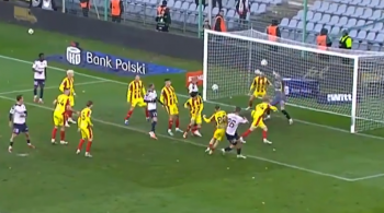 Emocje do końca w hicie kolejki. Lider w doliczonym czasie gry uratował remis na trudnym terenie (VIDEO)