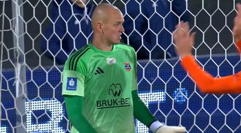 Bramkarz ratował beniaminka, napastnik w końcu go pokonał, ale potem był karny i czerwona kartka... (VIDEO)