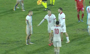 Oni się nie zatrzymują nawet na grząskim boisku. Młodzieżówka znowu ze zwycięstwem. Pędzi po awans