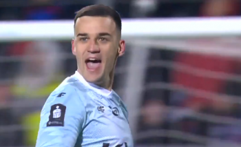 Raków zagrał fatalnie. Zamieszanie wokół Papszuna nie pomogło? Outsider zdobył Częstochowę. Fatalne błędy bramkarzy (VIDEO)