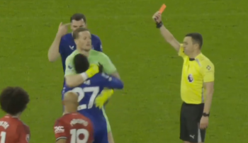 Kuriozalna sytuacja w Premier League. Piłkarz wyleciał z boiska za uderzenie... kolegi z zespołu (VIDEO)