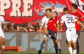 Oto gol 2025 roku. Argentyńczyk pokonał gwiazdę Arsenalu i asa FC Barcelona. Zgarnął nagrodę Ferenca Puskasa (VIDEO)