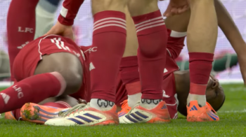 Dramat Alexandra Isaka. Napastnik Liverpool FC przeszedł już operację. Tyle będzie pauzował?