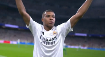Kylian Mbappe broni Viniciusa po meczu z Benfiką. 