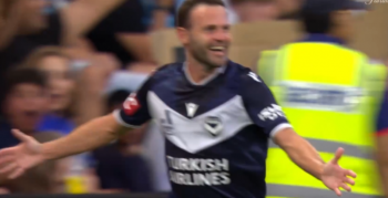 Ośmieszył bramkarza z połowy boiska! Juan Mata wciąż czaruje, co za gole w derbach [WIDEO]