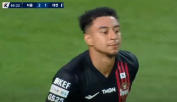 Grał w Manchesterze United i ostatnio w Korei. Ma dołączyć do słynnego klubu z tego kontynentu