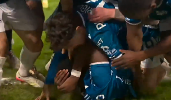 Meczycho sezonu przy Bułgarskiej! Gol piętą w doliczonym czasie gry, cudowna bramka z wolnego, dwa karne. Lech ograł Raków (VIDEO)