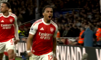 Rożny, rożny i rożny. Arsenal odpowiedział Manchesterowi City derbową wygraną. W doliczonym czasie gry mógł jednak stracić 3 punkty (VIDEO)