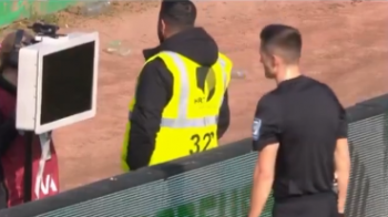 Zamaskowani kibice zniszczyli VAR. Sędzia patrzył w czarny ekran