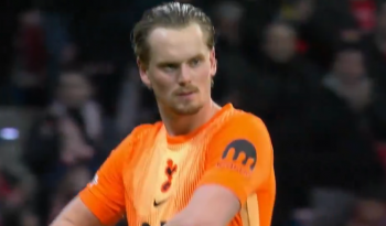 Co za koszmarny debiut! Zawalił dwa gole w swoim pierwszym meczu Ligi Mistrzów i po 17 minutach został zdjęty z boiska (VIDEO)