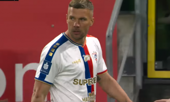 Kolejna boiskowa bandyterka Lukasa Podolskiego. Wszedł na murawę i po chwili dostał czerwoną kartkę (VIDEO) Kolejna boiskowa bandyterka Lukasa Podolskiego. Wszedł na murawę i po chwili dostał czerwoną kartkę (VIDEO)