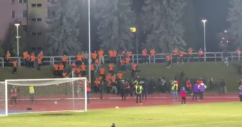 Wstyd w Starachowicach. Regularna bijatyka na trybunach i interwencja policji