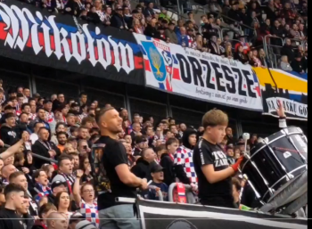 Podolski zaskoczył wszystkich! Zamiast na murawie wylądował w młynie (WIDEO)