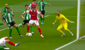 Co za gol w Lidze Europy. Tak strzela defensywny pomocnik. Wielu napastników marzy o takiej bramce (VIDEO)