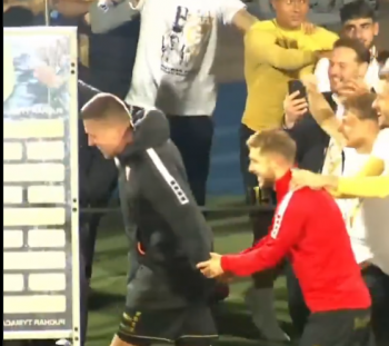 Odpał piłkarzy Górnika w trakcie wywiadu Podolskiego! Pociąg wjechał przed kamerę Odpał piłkarzy Górnika w trakcie wywiadu Podolskiego! Pociąg wjechał przed kamerę