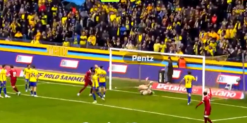 Co za pech reprezentanta Polski. Wpakował piłkę do własnej bramki w meczu z wiceliderem (VIDEO)