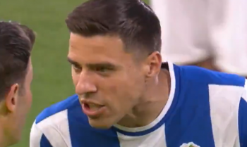 Fatalna interwencja Jana Bednarka. Już w 8. minucie Polak wyleciał z czerwoną kartką! (VIDEO)