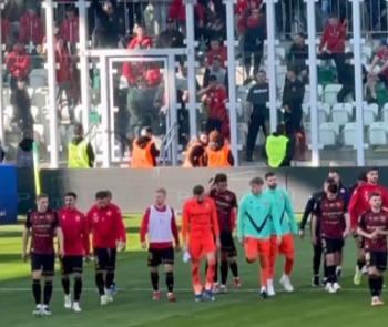 Miliony poszły w błoto. Kibice wygonili piłkarzy do szatni po blamażu