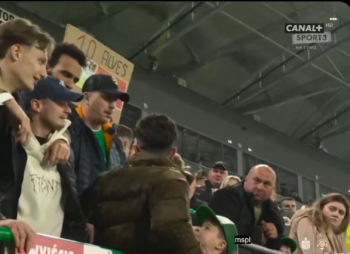 Skandal po meczu Lecha Poznań. Kibic odepchnął kontuzjowanego piłkarza (WIDEO)