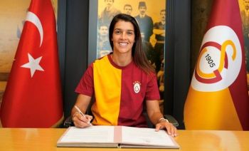 Ma na koncie ponad 190 występów w reprezentacji Portugalii kobiet i trafiła do Galatasaray