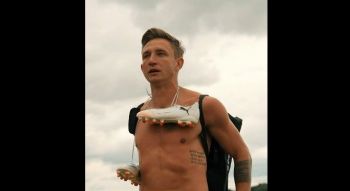 Kapitalne ogłoszenie transferu rodem z „Kiler-ów 2”. Jakub Rzeźniczak w klubie A-Klasy (WIDEO)